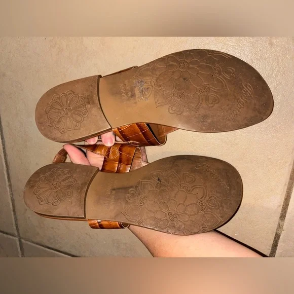 Like New Brighton Tan Leather Sandals with Silver Accents - Picture 9 of 10